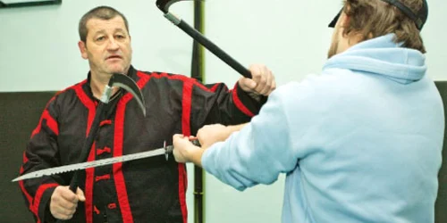 Sensei Florin Marinescu le predă poliţiştilor gălăţeni arte marţiale  