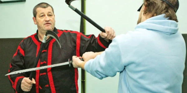 Sensei Florin Marinescu le predă poliţiştilor gălăţeni arte marţiale  