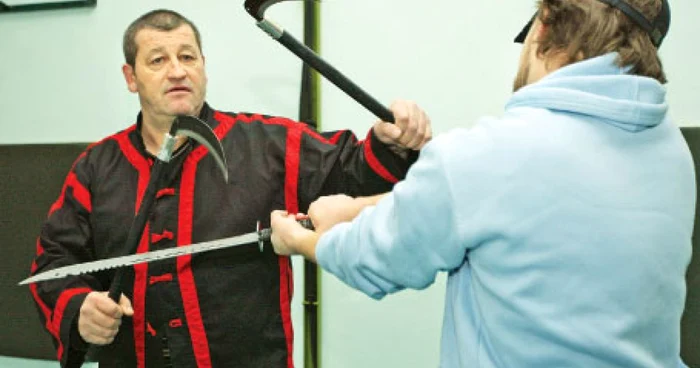 Sensei Florin Marinescu le predă poliţiştilor gălăţeni arte marţiale