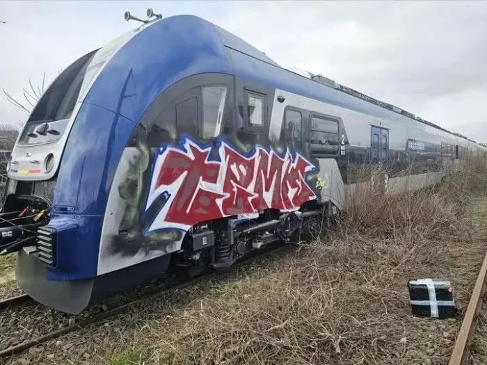 Tren PESA vandalizat