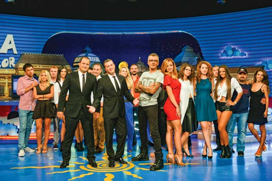 Cei patru prezentatori ai “Cronicii”:  Șerban Huidu, Codruț Kegheș,  Cristian Hrubaru și Ioana Petric