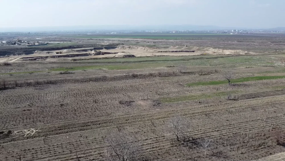 Autostrada Moldovei face pagubă în usturoiul autohton. Utilajele se mișcă mai repede decât autoritățile VIDEO