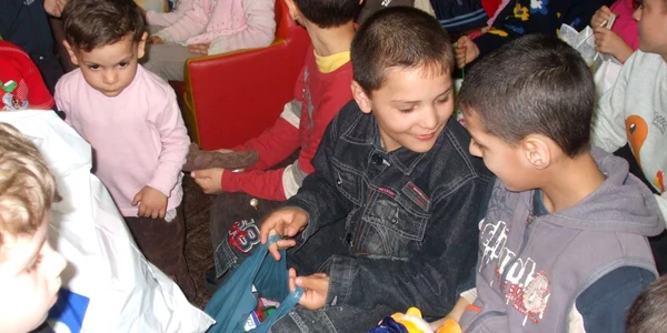 Copiii orfani au primit daruri de Paşte de la micuţii de la Grădiniţa Nord 2