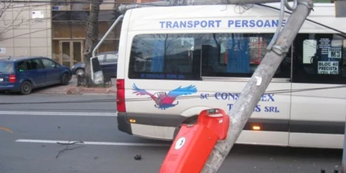Microbuzul a fost oprit din cursă de stâlpul electric
