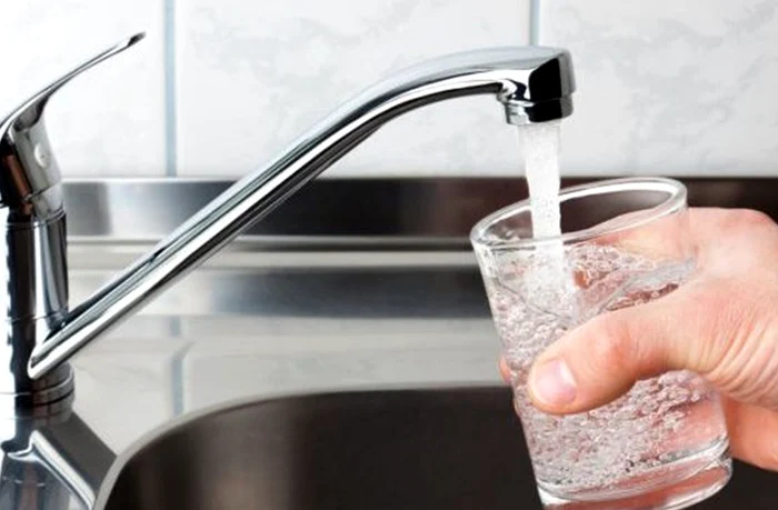 Tariful apei potabile ar putea fi plafonat pentru consumatorii casnici. Operatorii care încalcă legea riscă amenzi de zeci de mii de lei