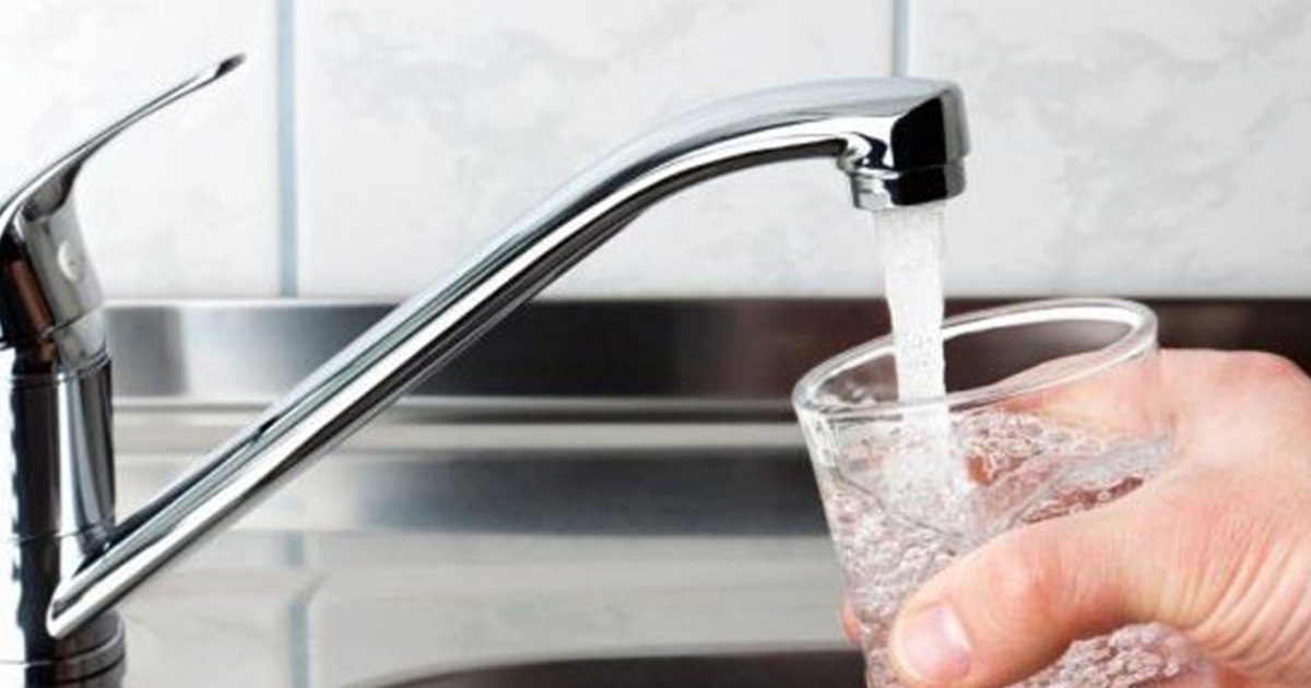 Tariful apei potabile ar putea fi plafonat pentru consumatorii casnici. Operatorii care încalcă legea riscă amenzi de zeci de mii de lei Tariful apei potabile ar putea fi plafonat pentru consumatorii casnici. Operatorii care încalcă legea riscă amenzi de zeci de mii de lei