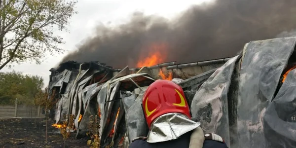 Incendiu fabrica textile Tulcea FOTO ISU Tulcea