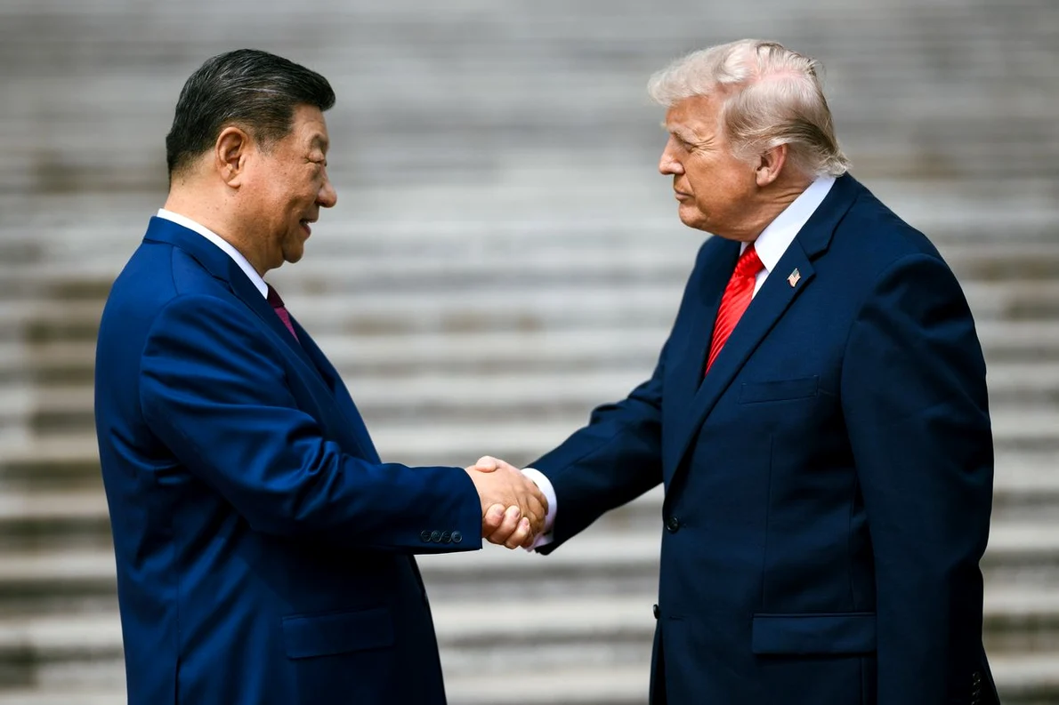 Președintele SUA, Donald J. Trump, întâmpinat de președintele Republicii Populare Chineze, Xi Jinping, la Marea Sală a Poporului din Beijing, la 14 mai 2026 (© Official White House Photo by Daniel Torok)