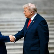 Președintele SUA, Donald J. Trump, întâmpinat de președintele Republicii Populare Chineze, Xi Jinping, la Marea Sală a Poporului din Beijing, la 14 mai 2026 (© Official White House Photo by Daniel Torok)