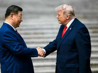 Președintele SUA, Donald J. Trump, întâmpinat de președintele Republicii Populare Chineze, Xi Jinping, la Marea Sală a Poporului din Beijing, la 14 mai 2026 (© Official White House Photo by Daniel Torok)