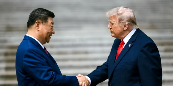 Președintele SUA, Donald J. Trump, întâmpinat de președintele Republicii Populare Chineze, Xi Jinping, la Marea Sală a Poporului din Beijing, la 14 mai 2026 (© Official White House Photo by Daniel Torok)
