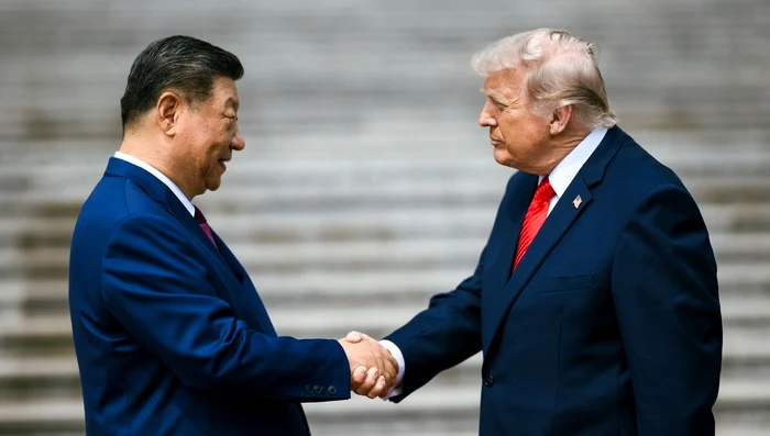 Președintele SUA, Donald J. Trump, întâmpinat de președintele Republicii Populare Chineze, Xi Jinping, la Marea Sală a Poporului din Beijing, la 14 mai 2026 (© Official White House Photo by Daniel Torok)