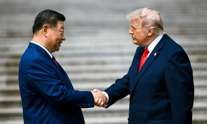 Președintele SUA, Donald J. Trump, întâmpinat de președintele Republicii Populare Chineze, Xi Jinping, la Marea Sală a Poporului din Beijing, la 14 mai 2026 (© Official White House Photo by Daniel Torok)