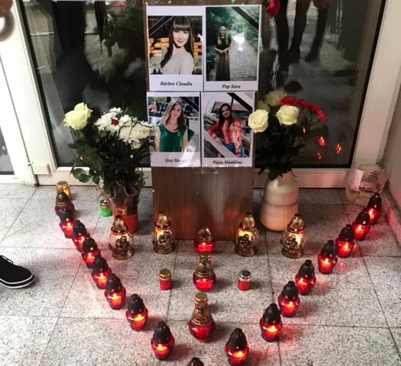 Studenţii au aprins lumânări în memoria celor patru fete Foto: axanews.ro