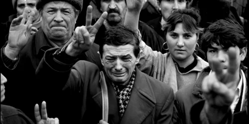 Bărbatul care plânge la Revoluţia din Decembrie 1989 Sursa Facebook Peter Turnley