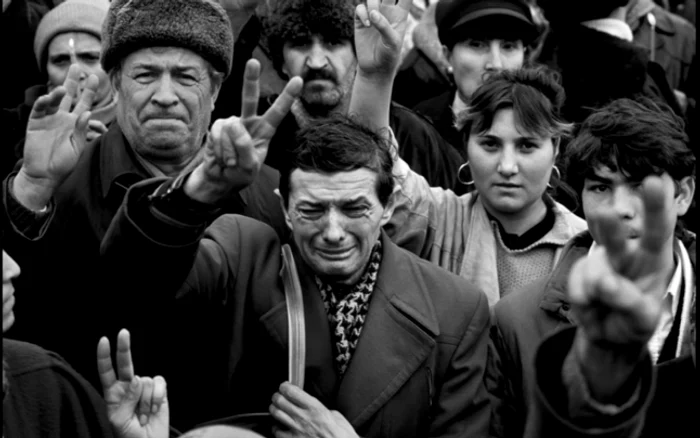 Bărbatul care plânge la Revoluţia din Decembrie 1989 Sursa Facebook Peter Turnley