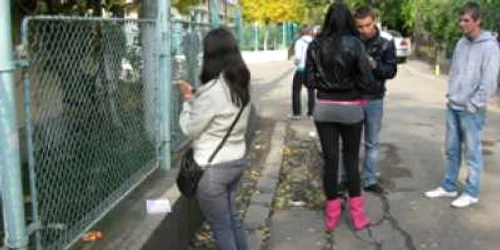 Bacău: Băutura şi ţigara, hobbyuri de licean (CAMPANIE)