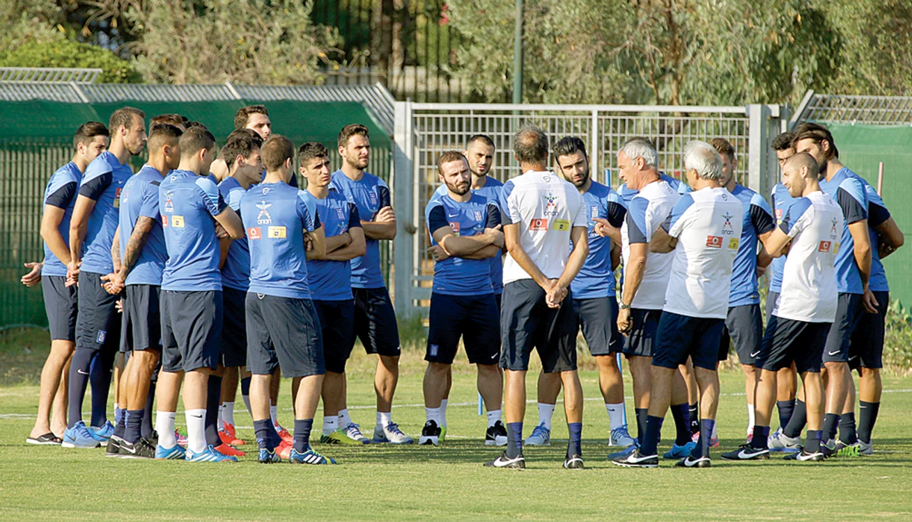 Ranieri în mijlocul noilor săi  elevi din naţionala Greciei