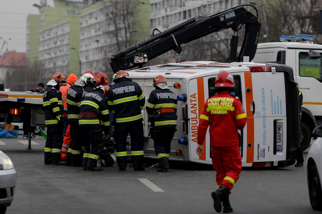 Ambulanța a fost lovită în lateral și s-a răsturnat pe o parte FOTO Inquam Photos / Octav Ganea