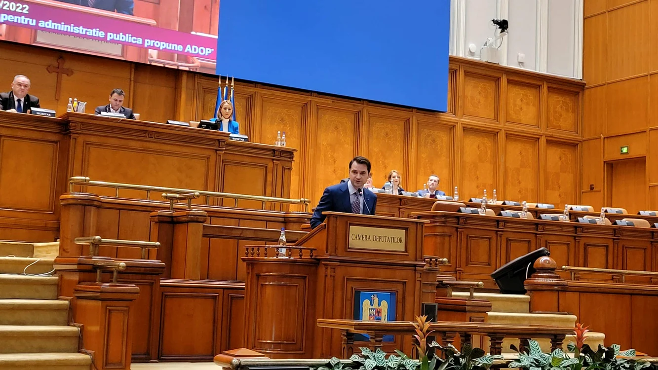Sebastian Burduja, în plenul Camerei Deputaților FOTO Facebook S.Burduja