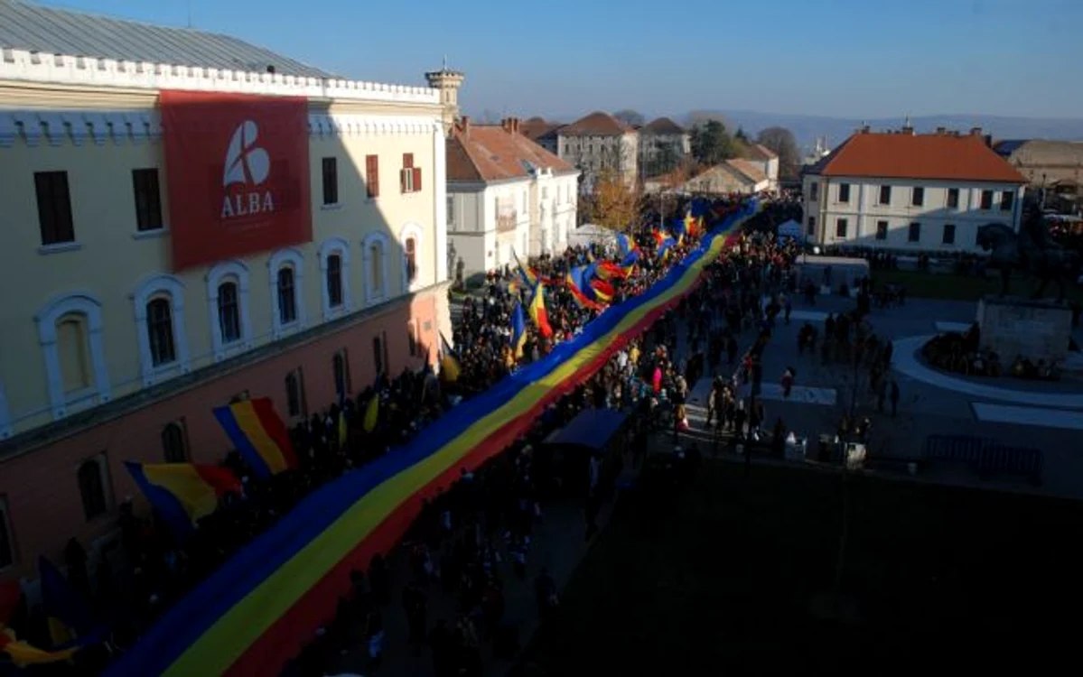 Tricolorul a fost întins deasupra mulțimiiFoto: Adevărul