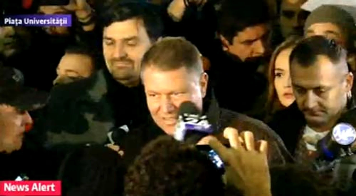Klaus Iohannis a stat de vorba cu protestatarii foto: captură Digi 24