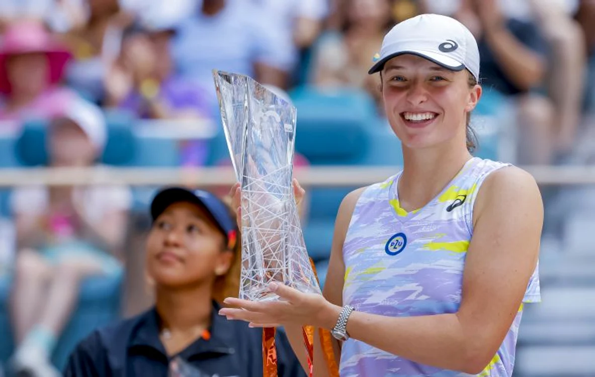 Iga Swiatek, cu trofeul de la Miami (FOTO: EPA)