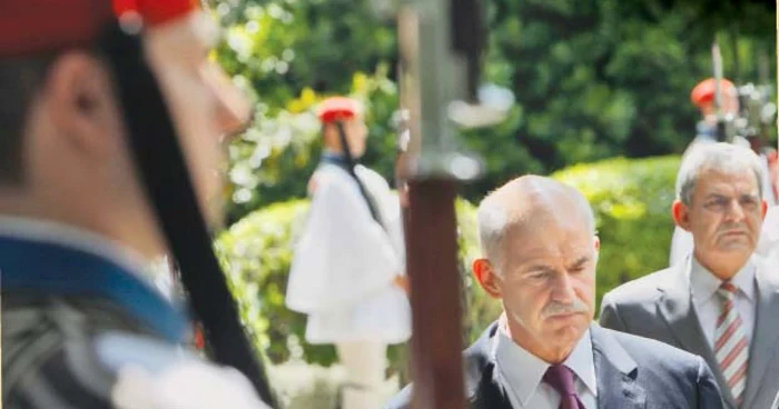 Premierul grec George Papandreu, la intrarea în Parlamentul de la Atena