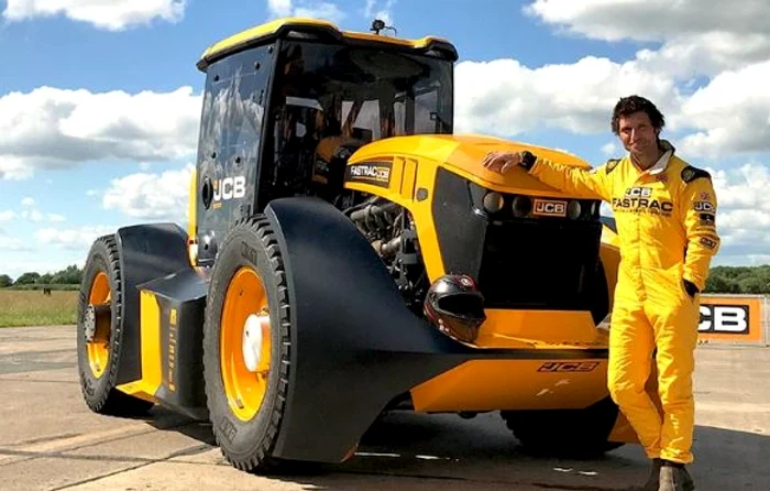 Guy Martin şi tractorul cu care a doborât recordul de viteză FOTO fwi.co.uk/ Edd Mowbray