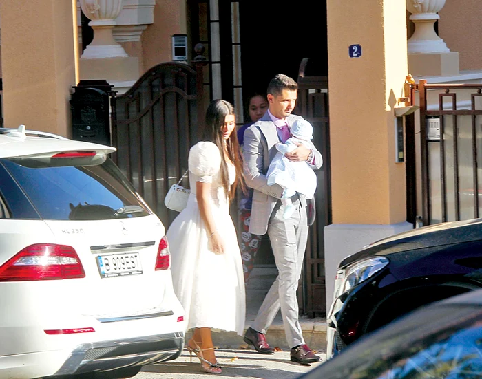 Cuplul pleacă spre biserică împreună cu micuţa Anastasia