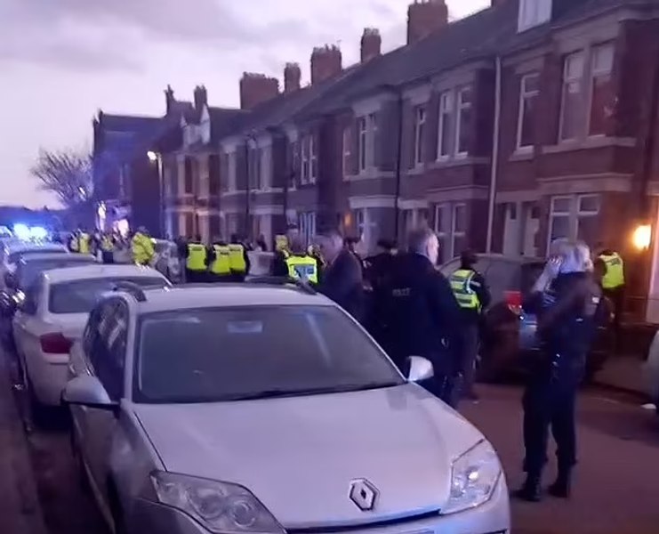 Polițiști britanici atacați de zeci de români, după ce asistenții sociali au luat doi copii