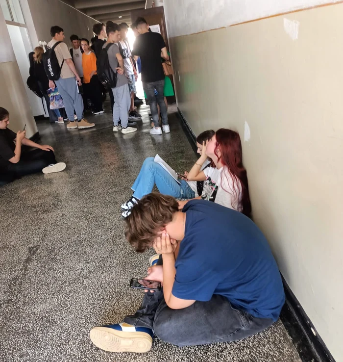 Elevii au așteptat cu orele pe coridoare Sursa foto I.P.