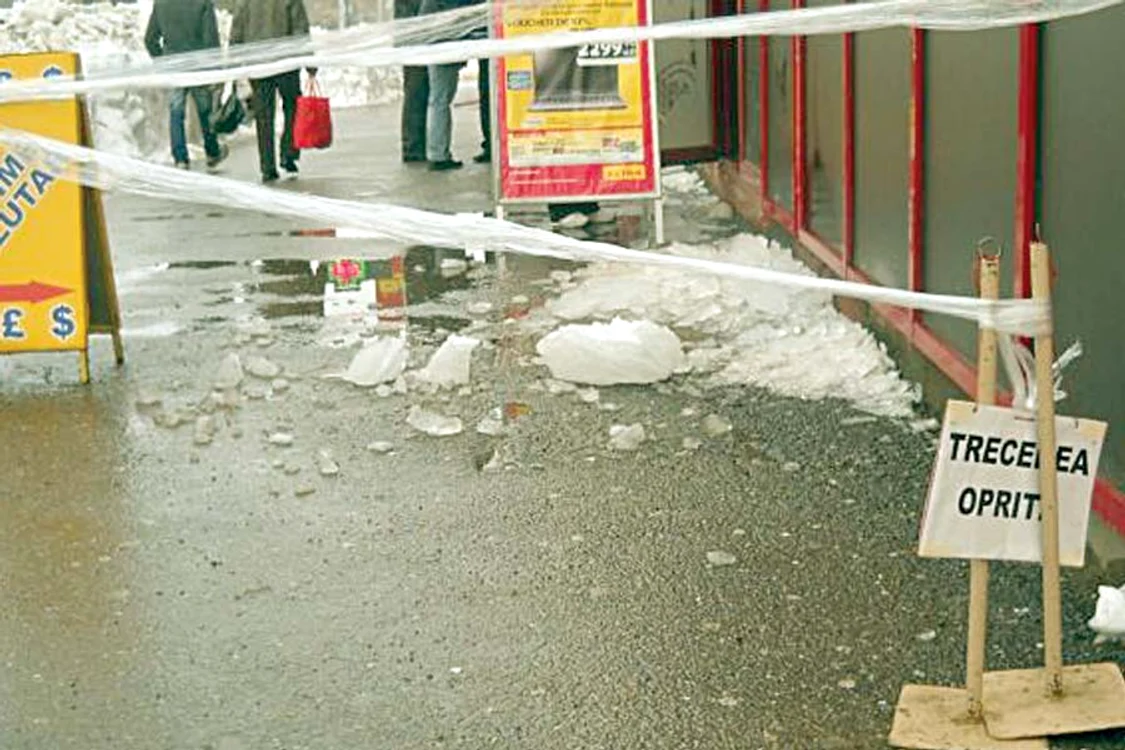 
    Câteva bucăți de  gheață au căzut  pe trotuarul din  fața clădirii (FOTOGRAFII: Andrei Balaban, Adevărul )  