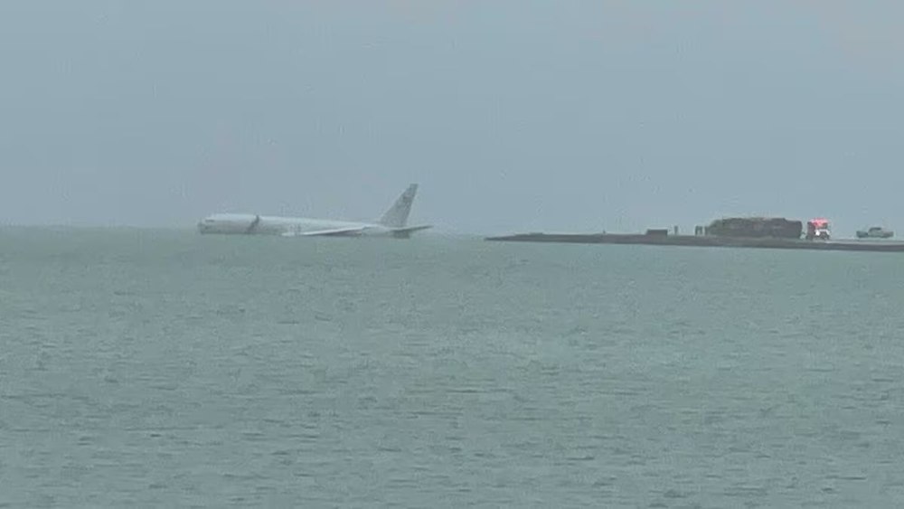 Un avion al Marinei americane ajuns în mare, după o aterizare ratată, în Hawaii. Nouă oameni erau la bord VIDEO