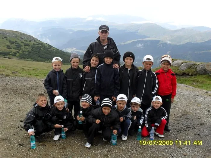 Stăvrică, cu mâna pe umărul lui Radu (cu fes pe cap)  FOTO Colecția personală