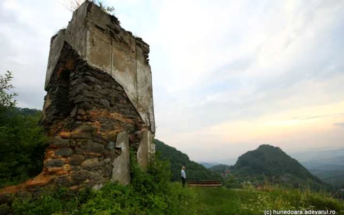 Biserica din Săcărâmb, înainte de a se prăbuşi definitiv. FOTO: Daniel Guţă. ADEVĂRUL.