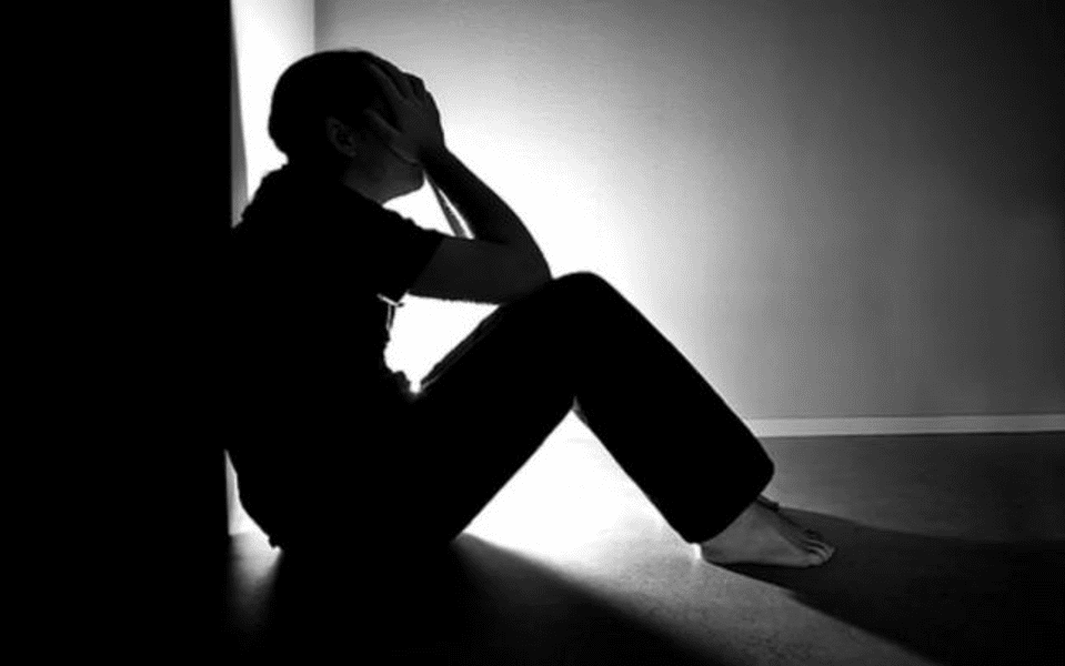  Moartea suspectă a unui bărbat care locuia cu fiica bolnavă psihic. Femeia a fost găsită ascunsă într-o magazie