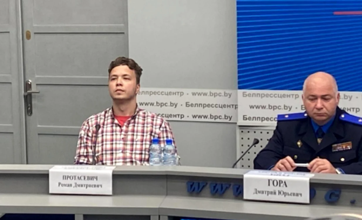 
    Potrivit jurnaliștilor prezenți la conferința de presă, Roman Protasevici părea să fie constrâns să vorbească Foto: Twitter  