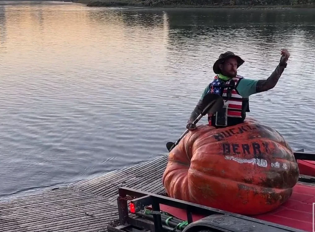 Steve Kueny a vâslit în dovleacul Huckle Berry, pe fluviul Missouri (Foto: captură video)