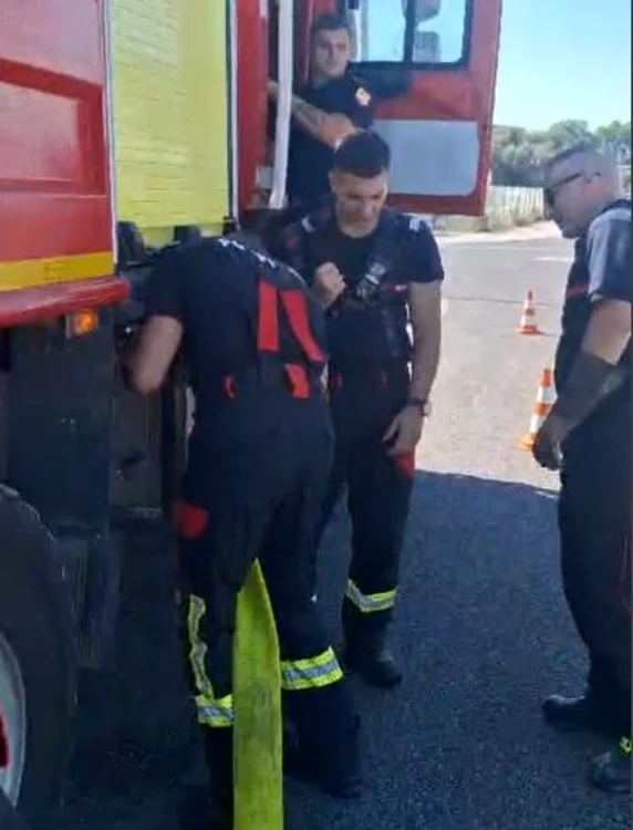 Un detaşament specializat de pompieri ajută la stingerea incendiilor din Franţa