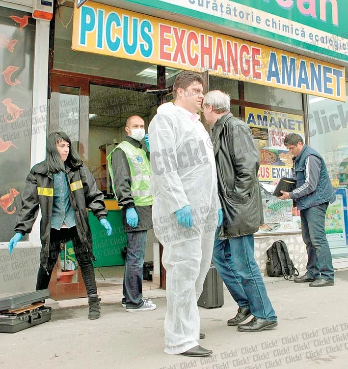 
    Poliţiştii au  ridicat probe  pentru a da de  urma hoţului (fotografii: Roberto Sălceanu)  