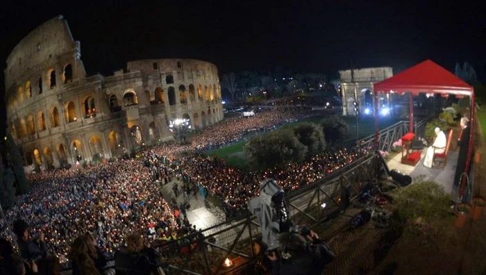 Papa Francisc, în timpul reconstituirii Drumului Crucii, Colosseum. FOTO: AFP