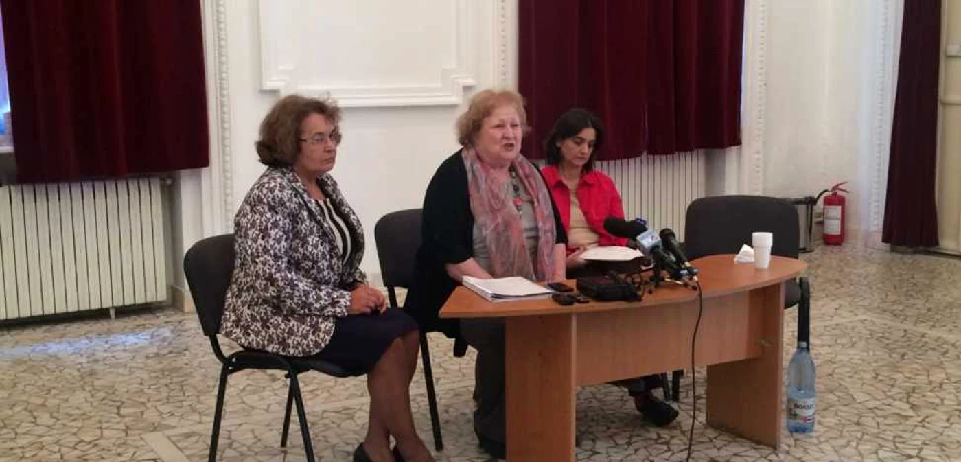 Dorina Lazăr, încadrată de contabilul-şef al Teatrului Odeon şi de juristul instituţiei   FOTO&VIDEO: Florin Ghioca