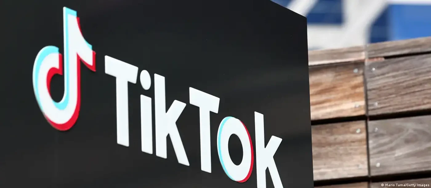 Logo-ul TikTok pe clădirea sediului din California al acestei companii chinezești