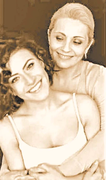 Cu mama ei, Indira