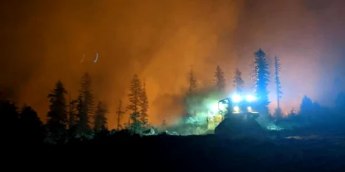 Pompierii se luptă cu incendiul Dixie în California SUA FOTO EPA-EFE