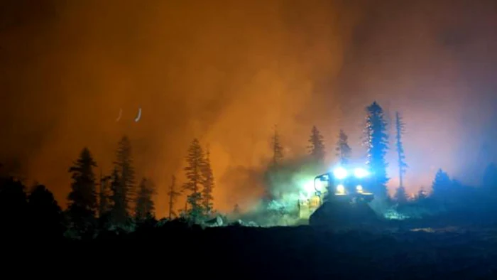 Pompierii se luptă cu incendiul Dixie în California SUA FOTO EPA-EFE