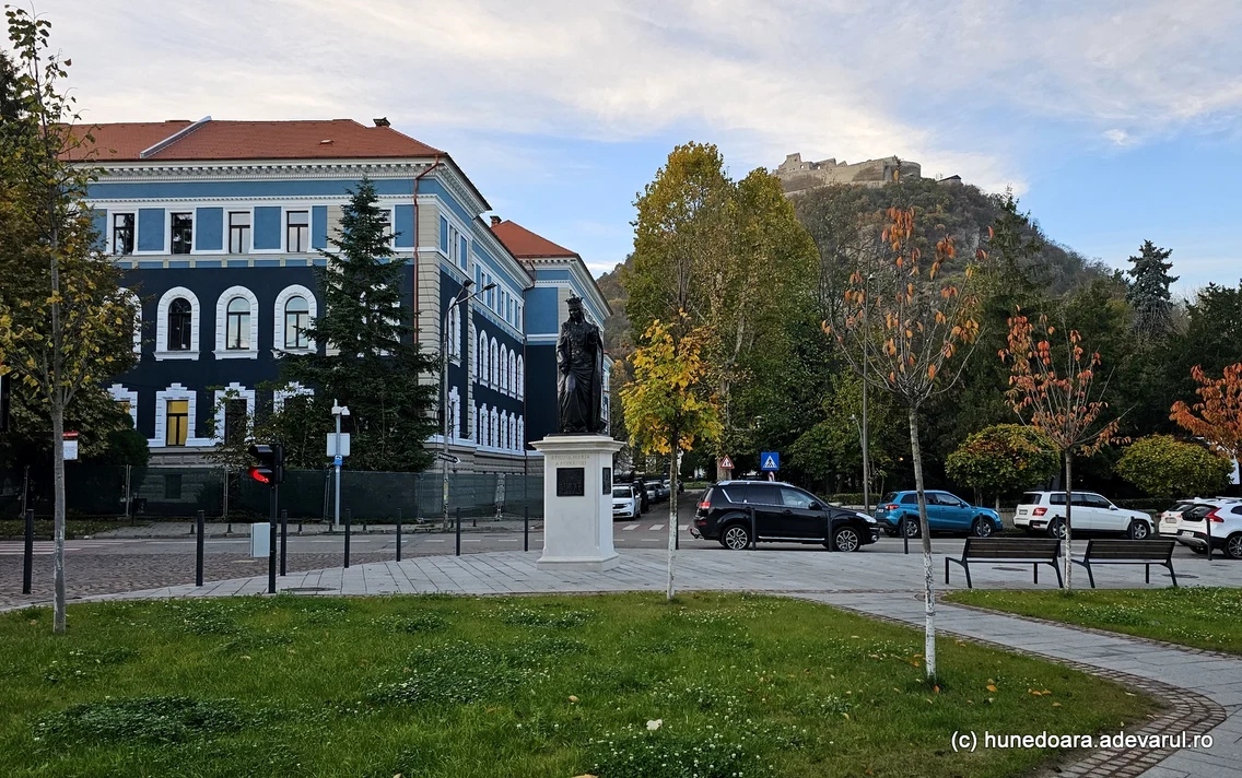 Centrul istoric al Devei  Statuia reginei Maria  Foto ADEVĂRUL (3) jpg