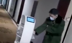 La un hotel din Hangzhou, roboții îi servesc pe turiștii suspecți de boală jpeg