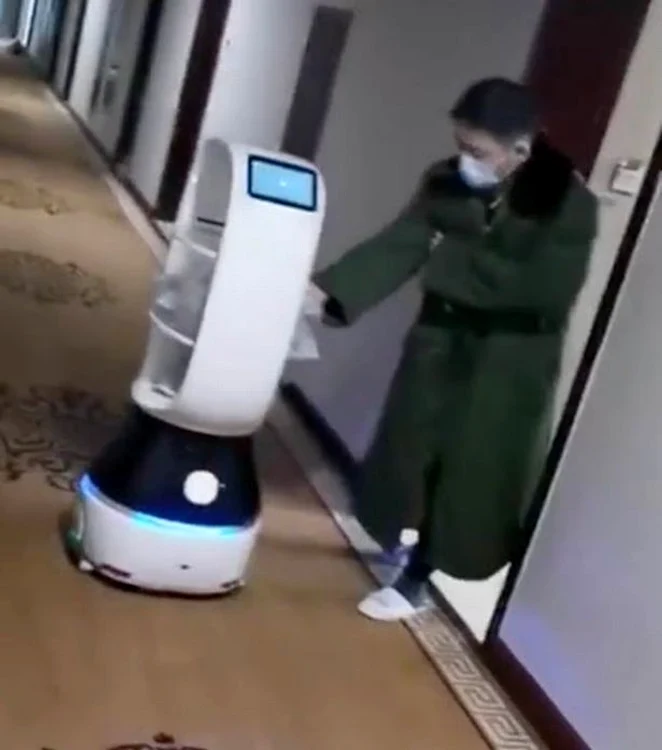 La un hotel din Hangzhou, roboții îi servesc pe turiștii suspecți de boală